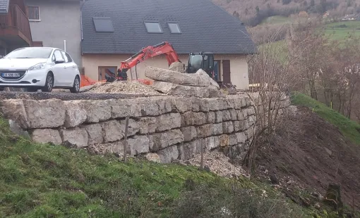 Enrochement en pierres naturelles de grande taille